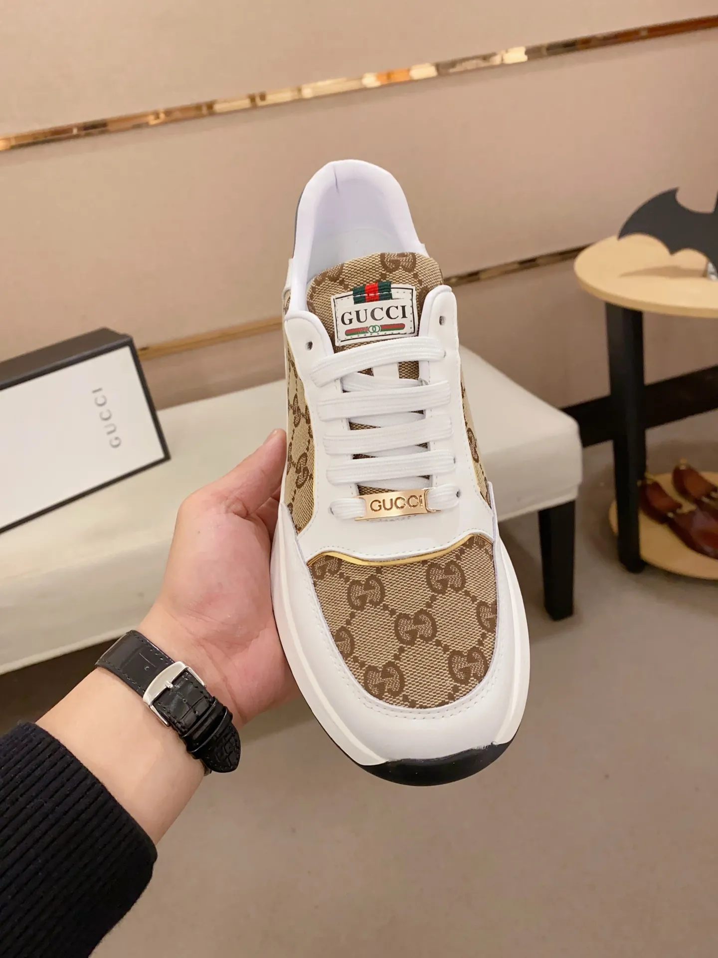Men's shoes💰 420💰The new GUCCI (Gucci) counters are launched simultaneously. The new men's shoes, 😘fabrics are selected from imported cowhide, and the lining is sheepskin lining. 👍🏿 High-end ☄️ air-cushion molded anti-slip rubber outsole, exquisite lines, simple and elegant, comfortable and high-end for leisure travel. Code number: 38 to 44 (45 can be customized and cannot be returned or exchanged)